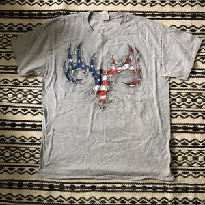 Men’s American Flag Buck Tee | L